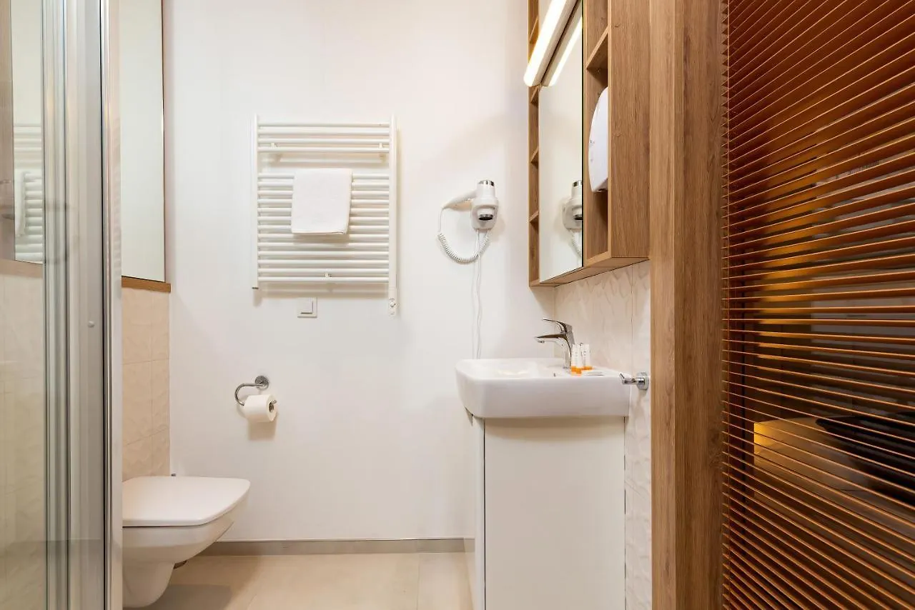 Wolska Residence Apartments With Parking By Noclegi Renters 바르샤바